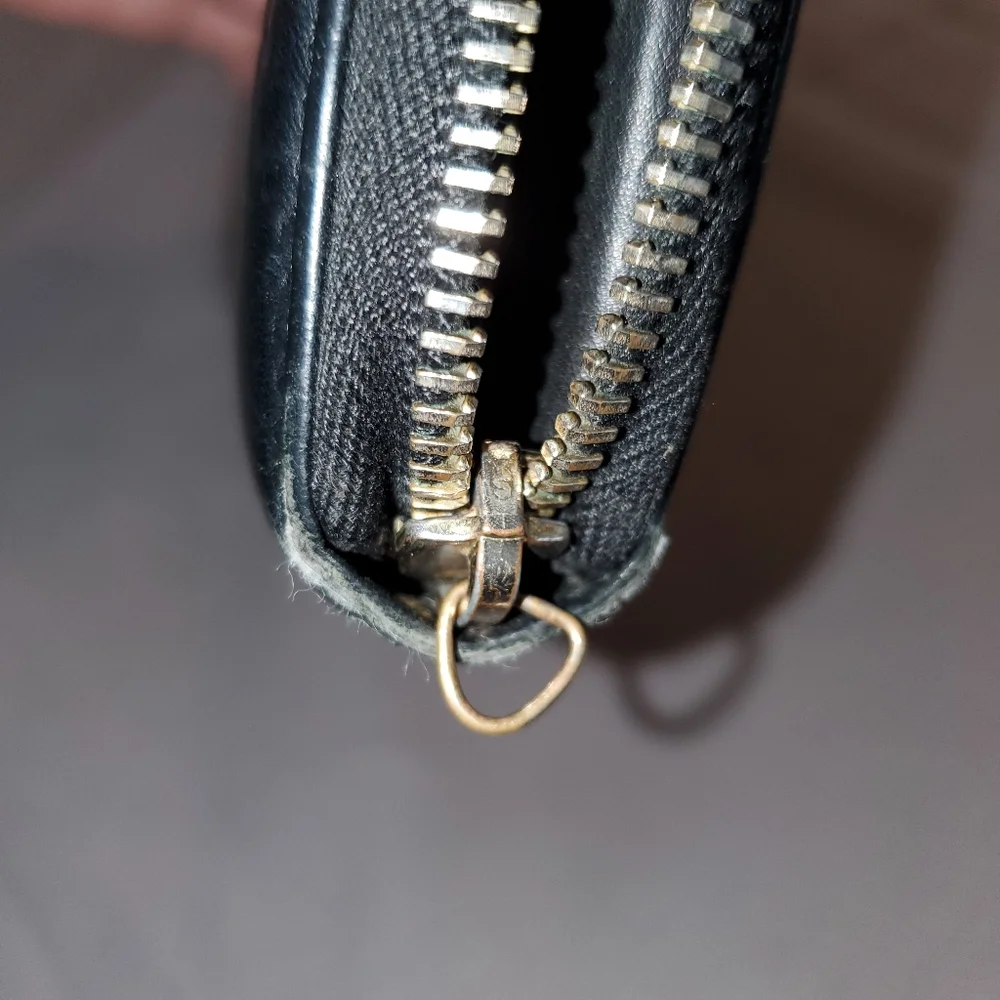 Gucci Black Gucci Signature Zip Wallet - Picture 10 of 16